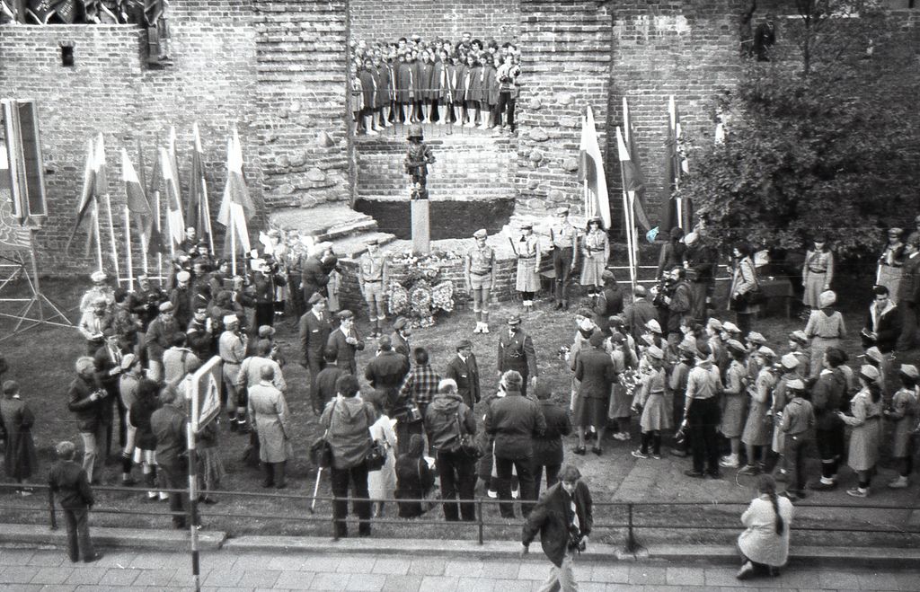 Plik:1983 1-2 X Odsłonięcie pomnika Małego Powstańca. Szarotka005 fot. J.Kaszuba.jpg