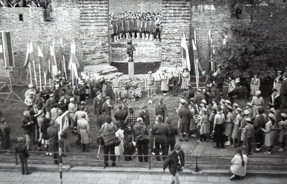 1983 1-2 X Odsłonięcie pomnika Małego Powstańca. Szarotka005 fot. J.Kaszuba.jpg