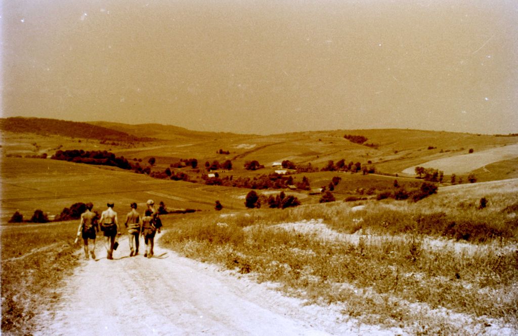 Plik:1957-58 Obóz stały w Bieszczadach. Watra 050 fot. Z.Żochowski.jpg