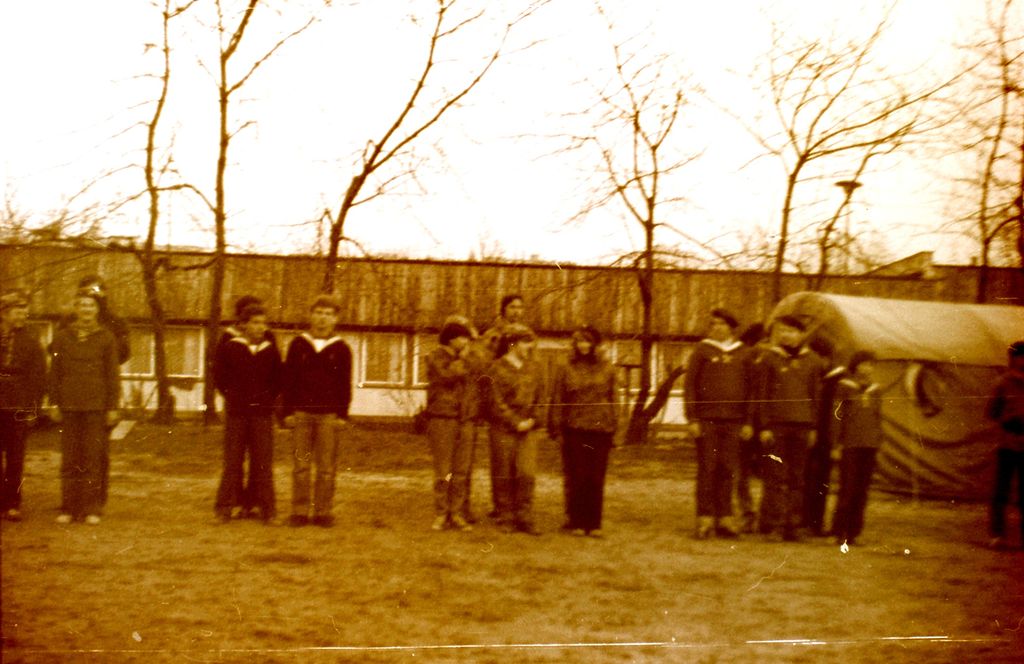 Plik:1982 Manewry Techniczno Obronne Hufca, Chorągwi i Centralne. Szarotka026 fot. J.Kaszuba.jpg