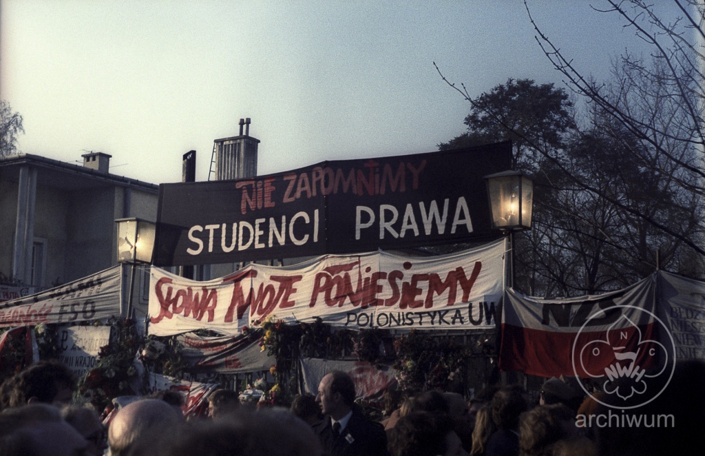 Plik:1984-11 Warszawa pogrzeb ks. Jerzego Popiełuszki Szczep Puszcza 017.jpg