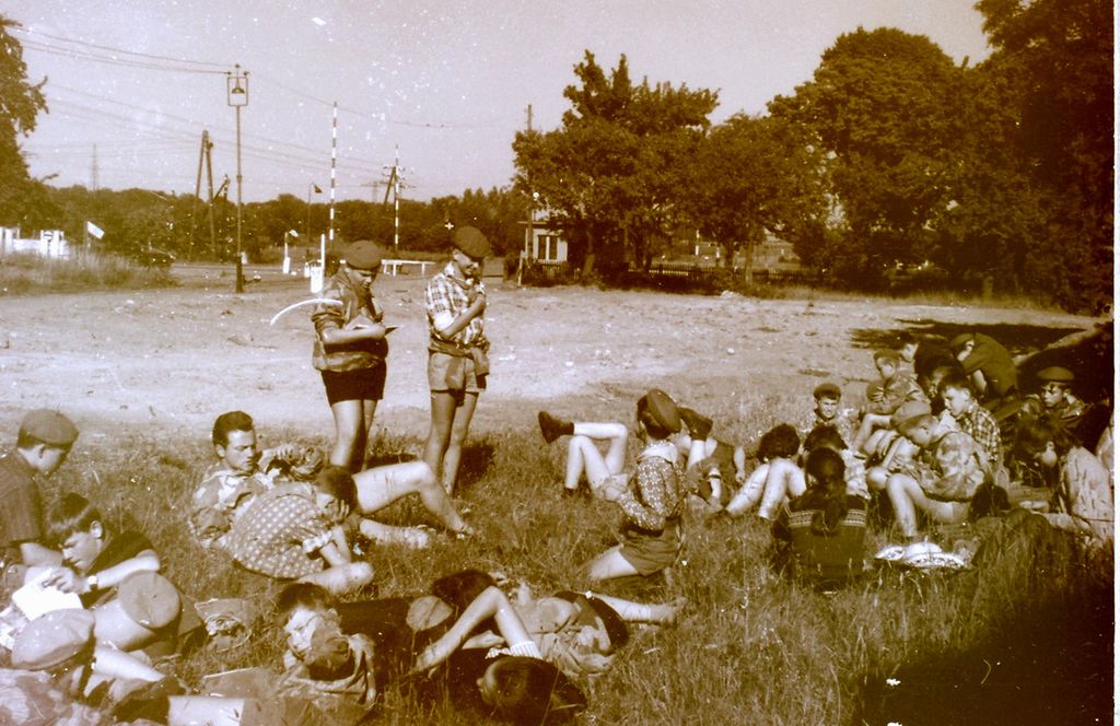 Plik:1966-69 Obóz wędrowny Wyspa Wolin, Szczecin. Watra 002 fot. Z.Żochowski.jpg