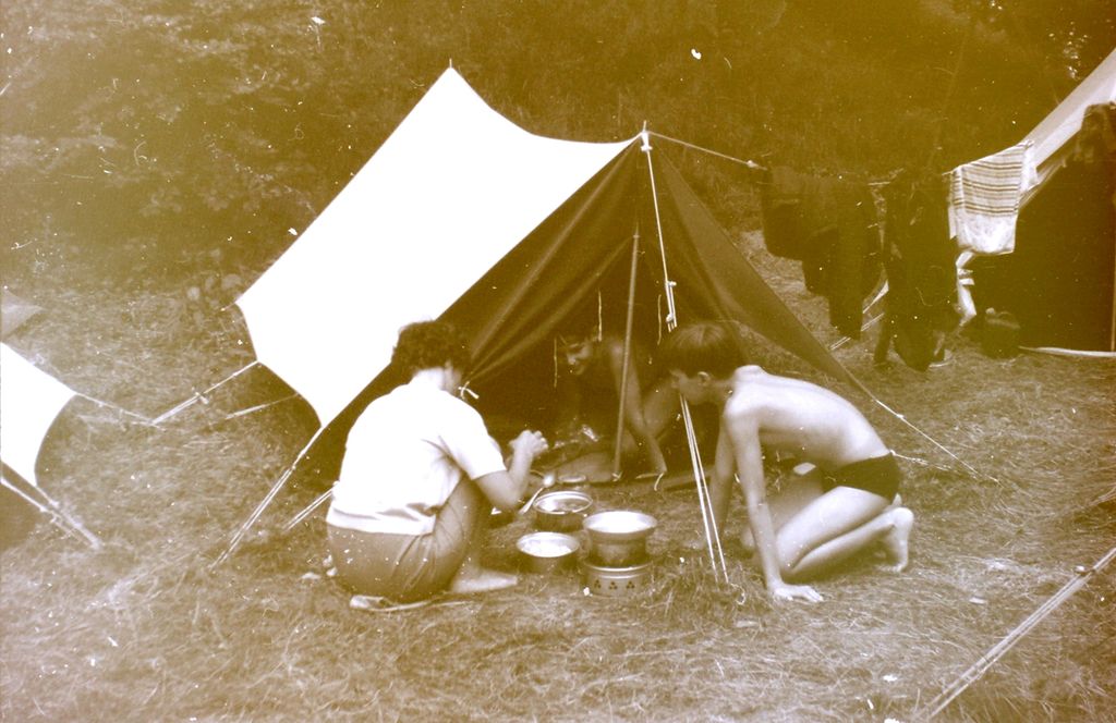 Plik:1966-69 Obóz wędrowny Wyspa Wolin, Szczecin. Watra 074 fot. Z.Żochowski.jpg