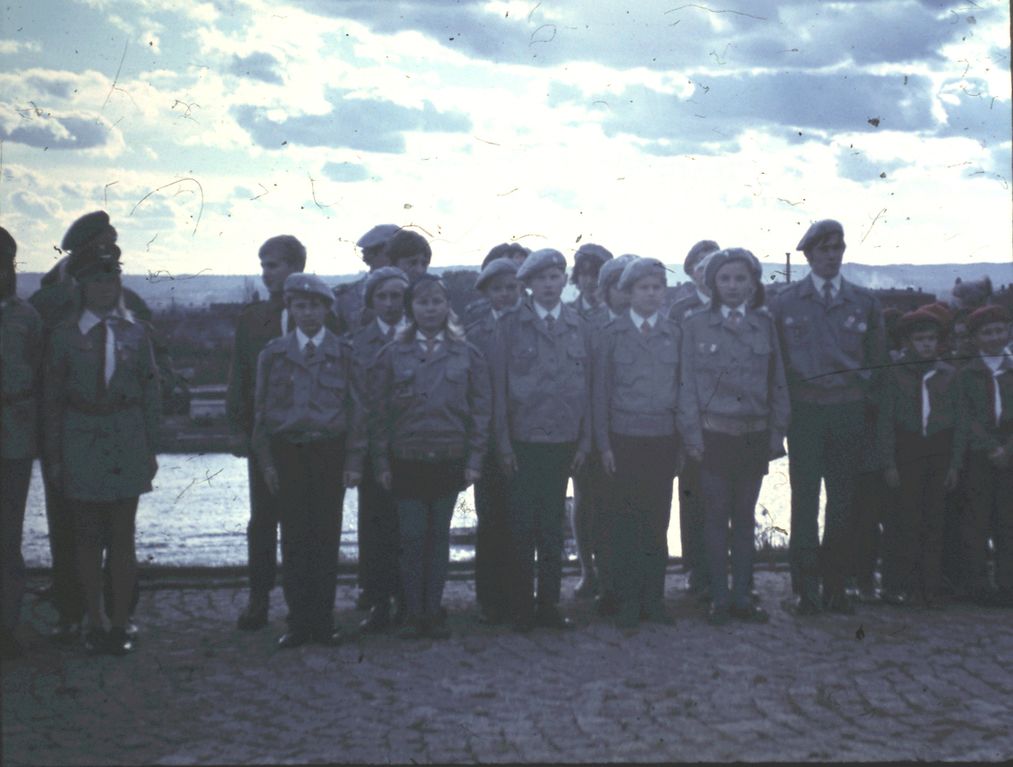 Plik:1972 Westerplatte. Sztandar dla Szczepu SP 30. Watra 003 fot. Z.Żochowski.jpg