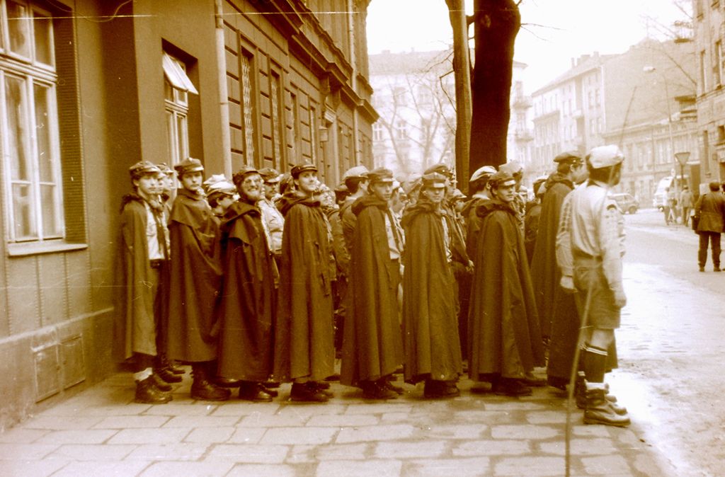 Plik:1986 Kraków. 5 Szary Trop. Szarotka 013 fot. J.Kaszuba.jpg