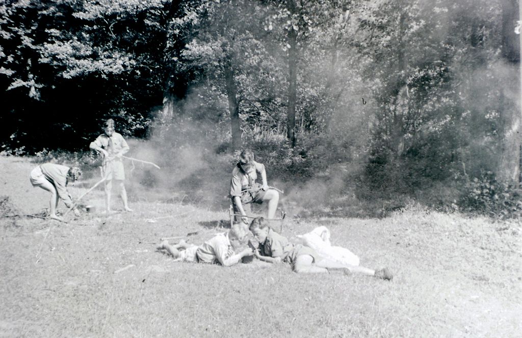 Plik:1947-48 Biwak w Oliwie. Watra 003 fot. Z.Żochowski.jpg