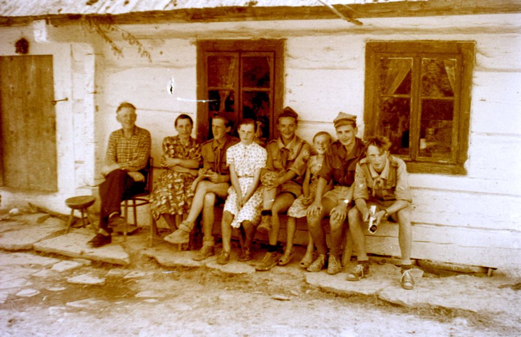 Plik:1957-58 Obóz stały w Bieszczadach. Watra 053 fot. Z.Żochowski.jpg