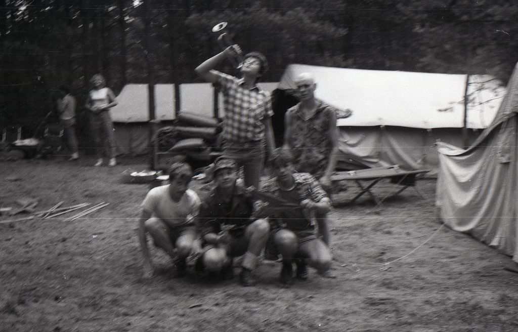 Plik:1985-07 08 Jez.Białe k. Machar Szarotka obóz stały Buchtowisko 203 fot. J.Kaszuba.jpg