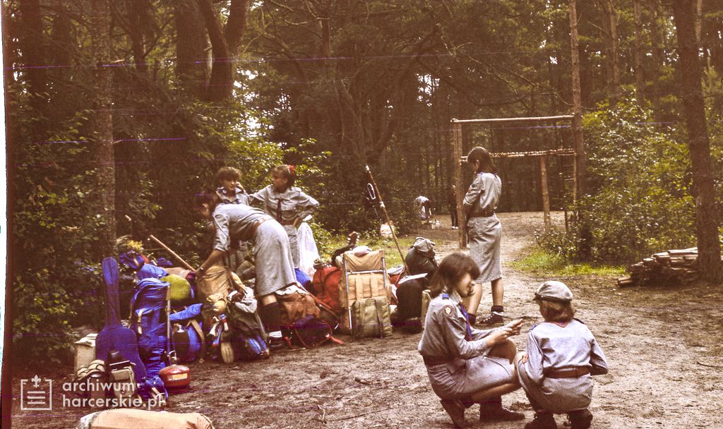 Plik:1985-07 08 Jez.Białe k. Machar Szarotka obóz stały Buchtowisko fot.J.Kaszuba 086.jpg