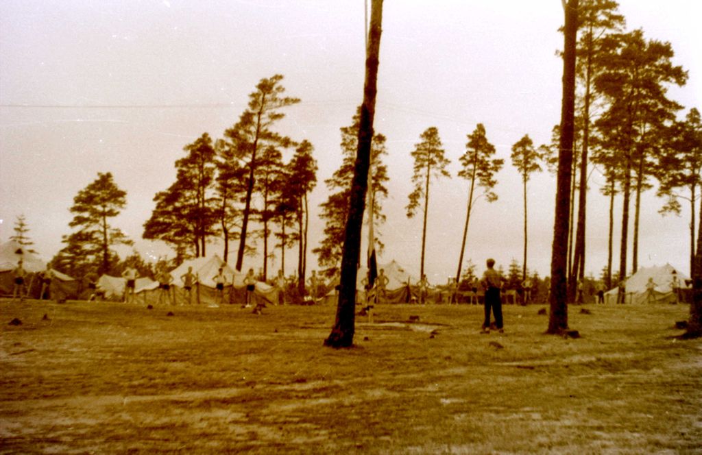 Plik:1956-60 Obóz harcerzy z Gdyni. Watra066 fot. Z.Żochowski.jpg