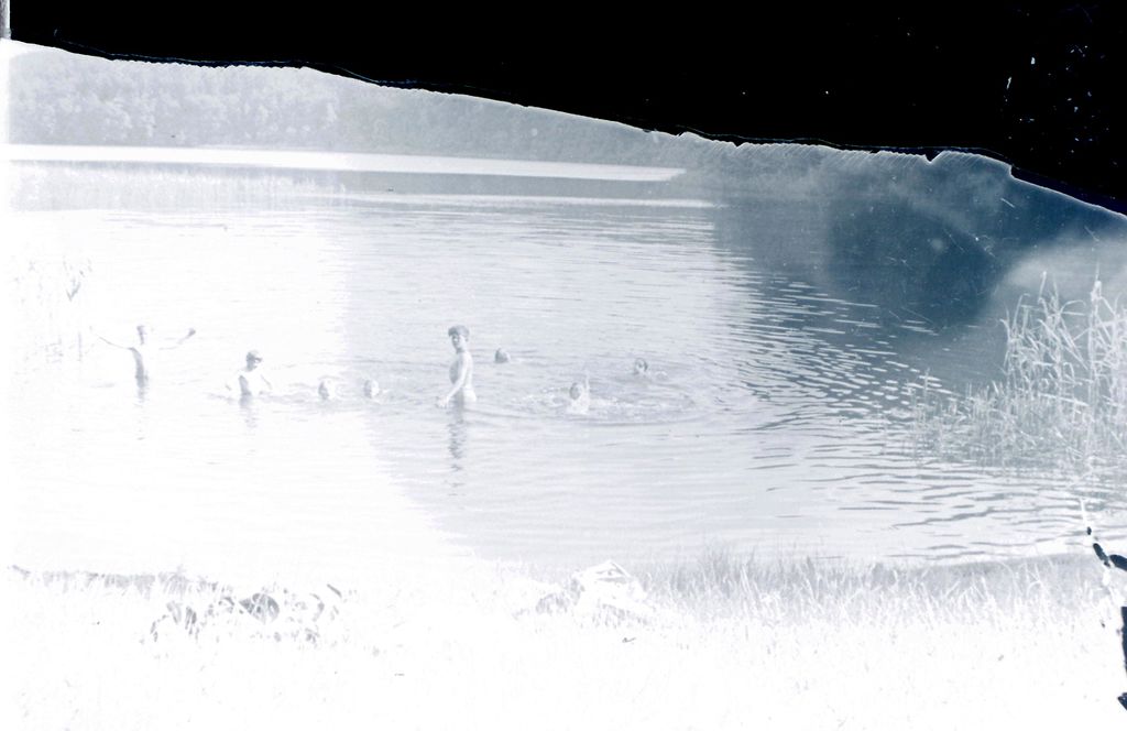 Plik:1947-48 Biwak w Oliwie. Watra 001 fot. Z.Żochowski.jpg