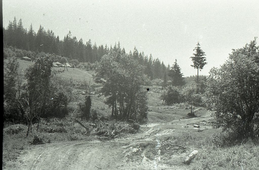 Plik:1956-60 Obóz wędrowny. Bieszczady. 2 GDH Watra 058 fot. Z.Żochowski.jpg