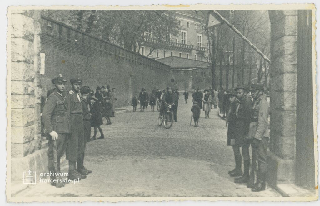Plik:1945-46 Kraków harcerze MM 034.jpg