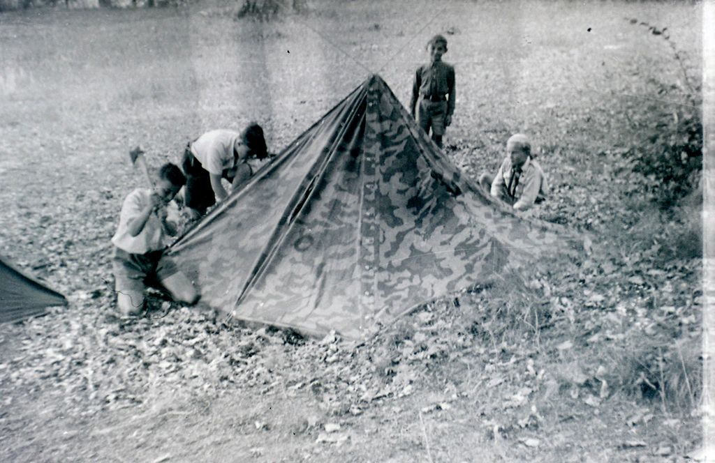 Plik:1947-48 Biwak w Oliwie. Watra 007 fot. Z.Żochowski.jpg