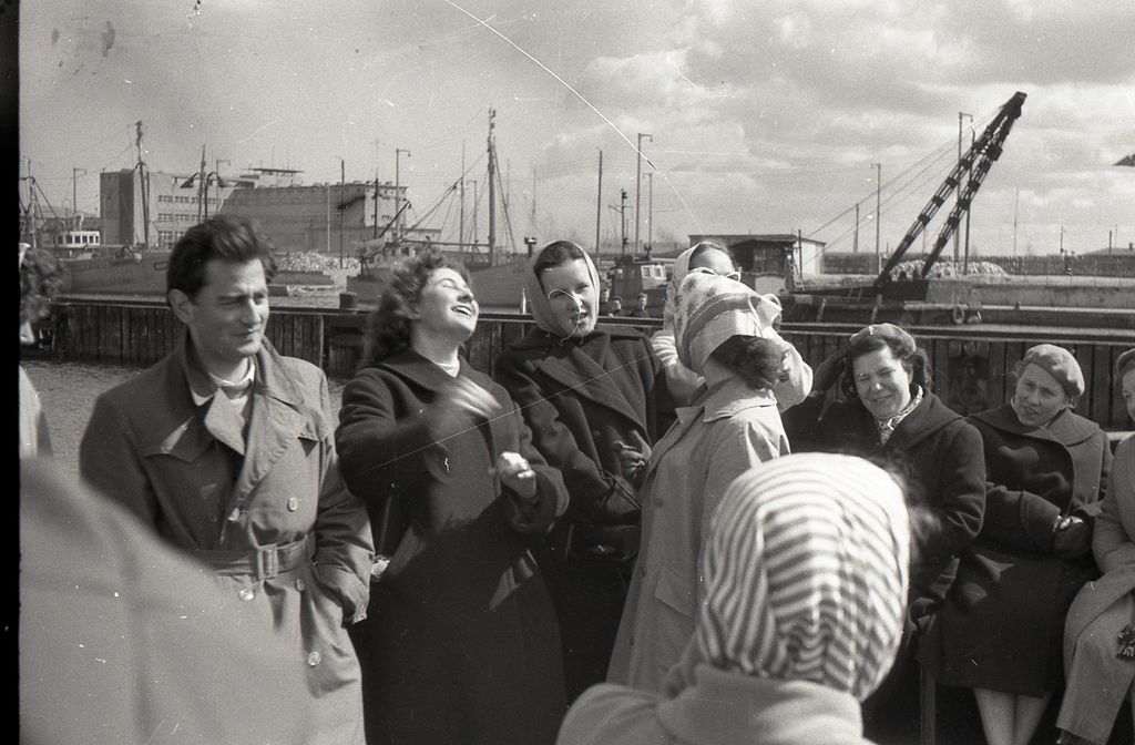Plik:1957 Józef Grzesiak Czarny w Gdyni. Watra 011 fot. Z.Żochowski.jpg