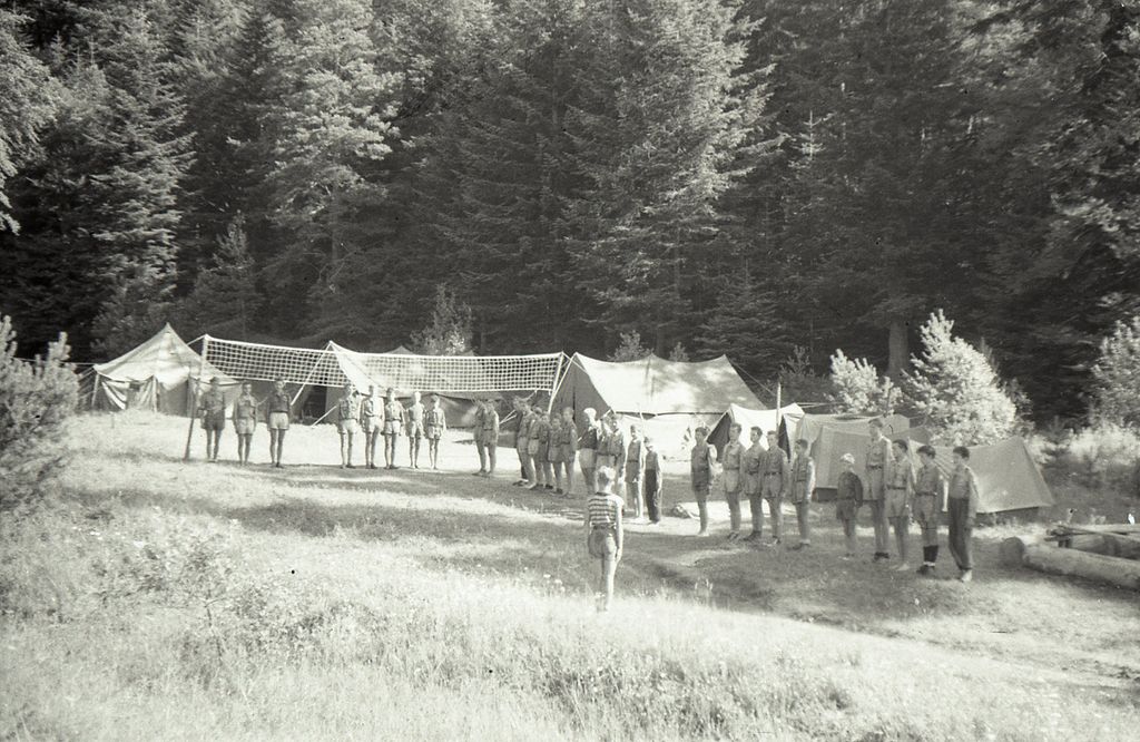 Plik:1957-58 Obóz stały w Bieszczadach. Watra 163 fot. Z.Żochowski.jpg