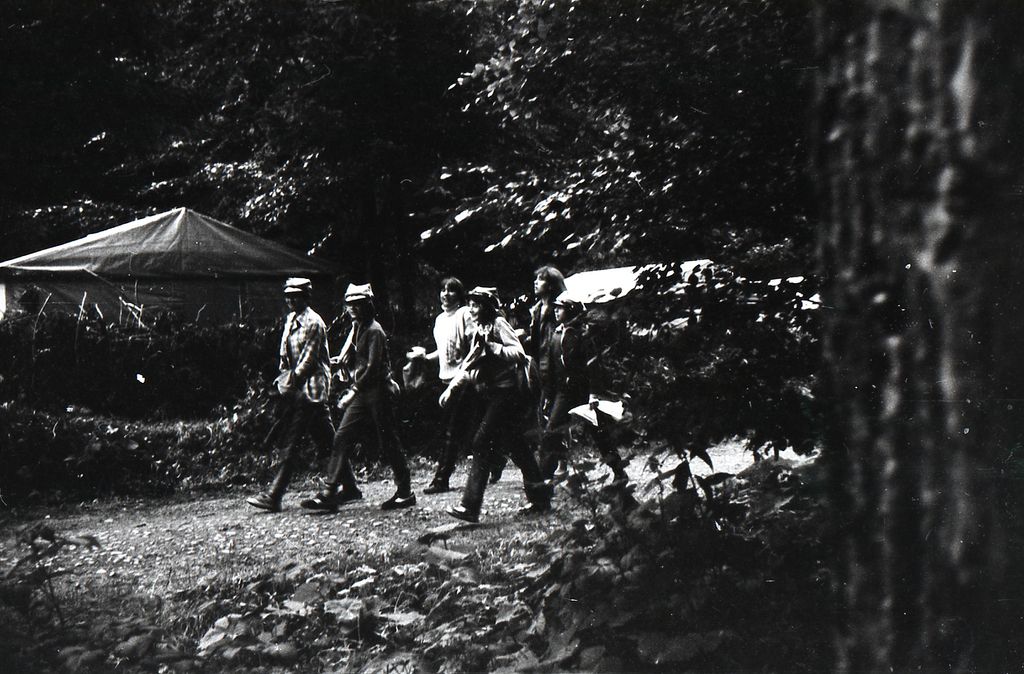 Plik:1983 Lipowa Zimnik. Obóz Puszcza II. Szarotka028 fot. J.Kaszuba.jpg