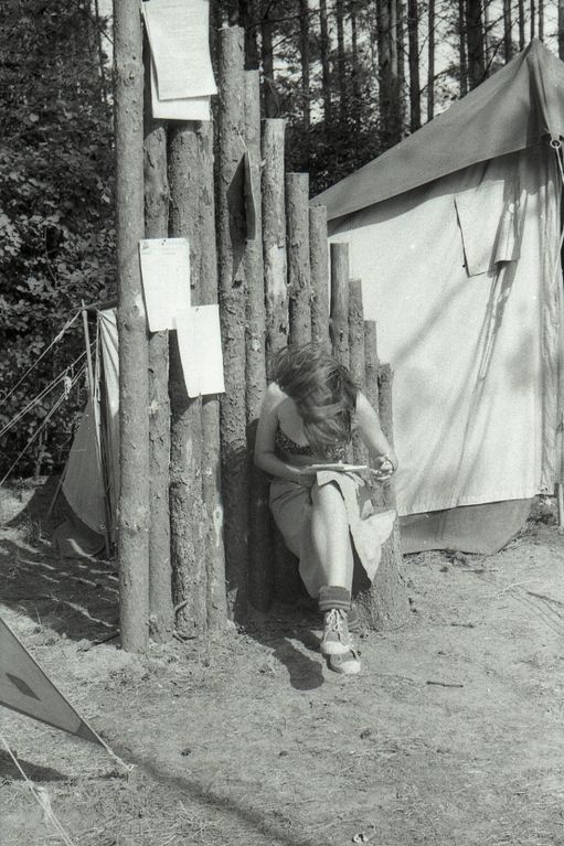 Plik:1985-07 08 Jez.Białe k. Machar Szarotka obóz stały Buchtowisko 158 fot. J.Kaszuba.jpg