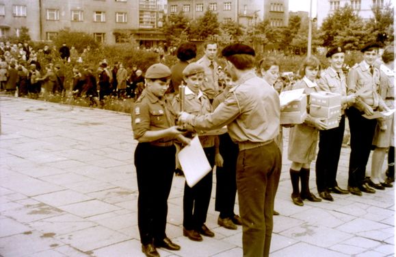 1966 Odsłonięcie pomnika harcerzy w Gdyni. Watra 060 fot. Z.Żochowski.jpg