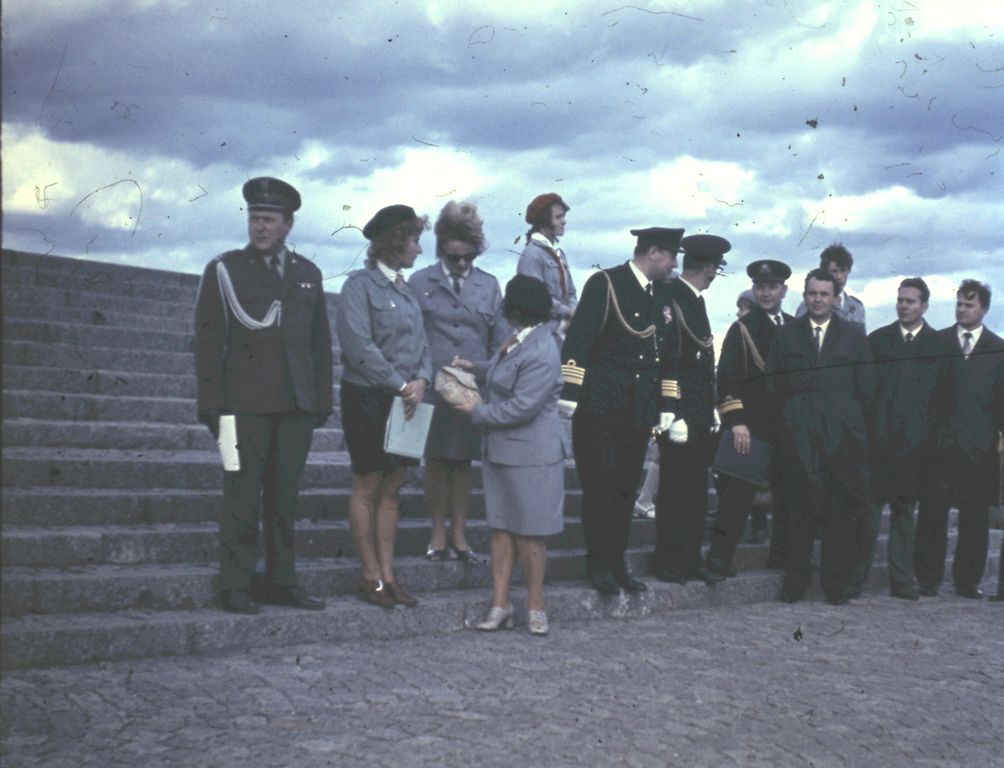 Plik:1972 Westerplatte. Sztandar dla Szczepu SP 30. Watra 007 fot. Z.Żochowski.jpg