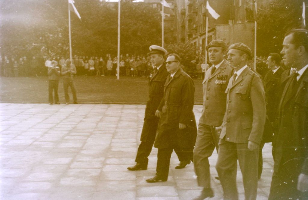 Plik:1966 Odsłonięcie pomnika harcerzy w Gdyni. Watra 005 fot. Z.Żochowski.jpg