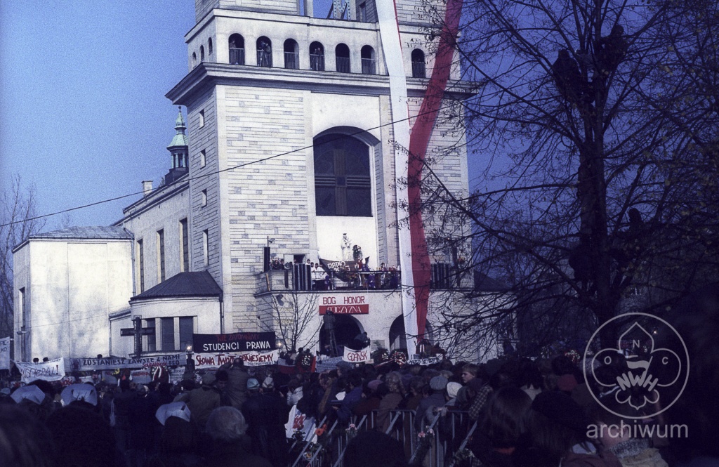 Plik:1984-11 Warszawa pogrzeb ks. Jerzego Popiełuszki Szczep Puszcza 022.jpg