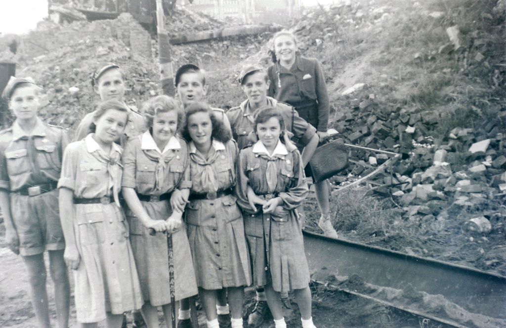 Plik:1947-49 Harcerze odgruzowują Gdańsk. Watra 006 fot. Z.Żochowski.jpg