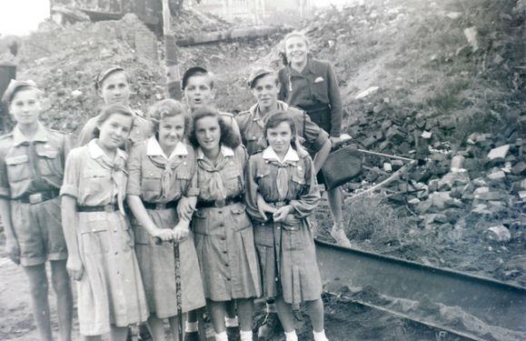 1947-49 Harcerze odgruzowują Gdańsk. Watra 006 fot. Z.Żochowski.jpg