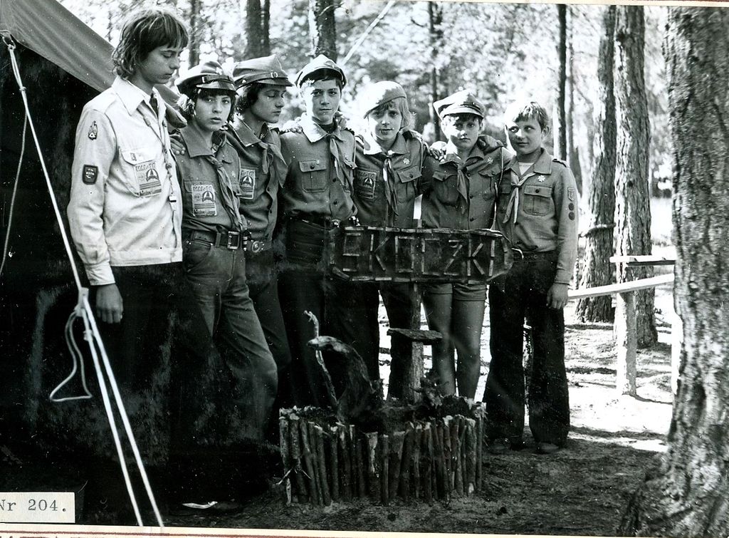 Plik:1976 Miedzno. Obóz stały Szczepu SP 10 Gdynia. 22 GDH007 fot. D.Zabrocki.jpg