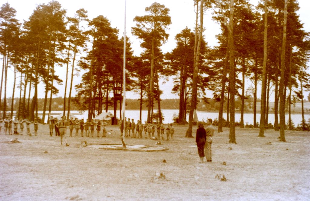 Plik:1956-60 Obóz harcerzy z Gdyni. Watra052 fot. Z.Żochowski.jpg