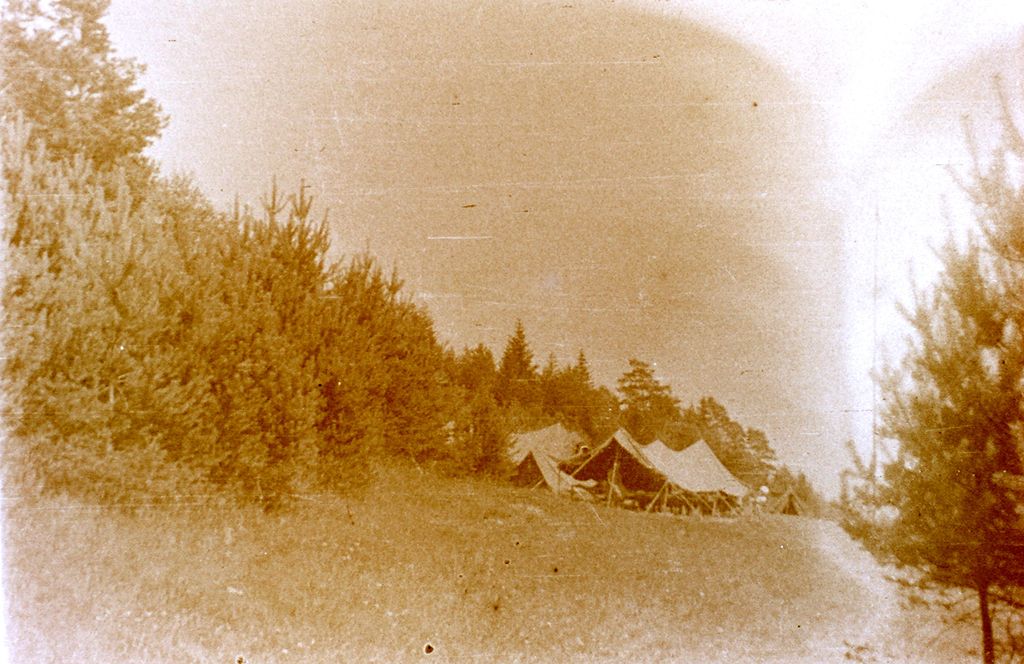 Plik:1957-58 Obóz stały w Bieszczadach. Watra 110 fot. Z.Żochowski.jpg