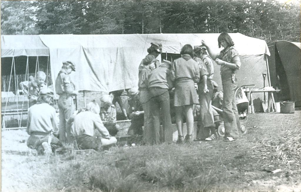 Plik:1977 Miedzno. Obóz stały Szczepu SP 10 Gdynia. 22 GDH071 fot. D.Zabrocki.jpg