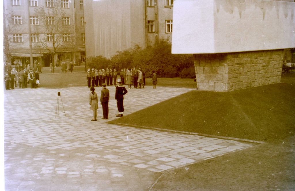 Plik:1966 Odsłonięcie pomnika harcerzy w Gdyni. Watra 047 fot. Z.Żochowski.jpg