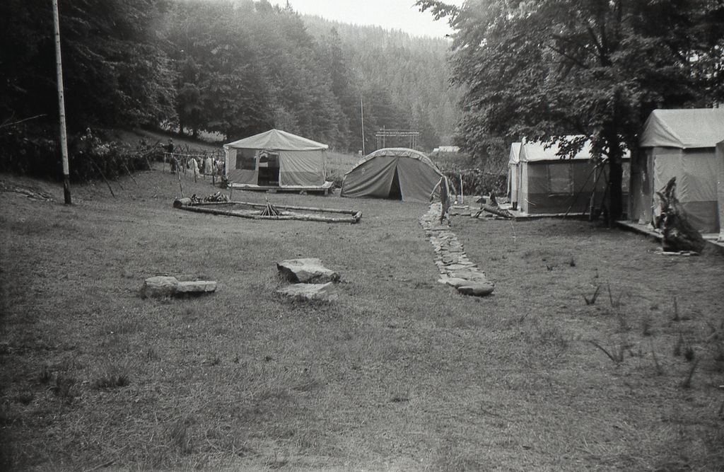 Plik:1983 Lipowa Zimnik. Obóz Puszcza II. Szarotka027 fot. J.Kaszuba.jpg