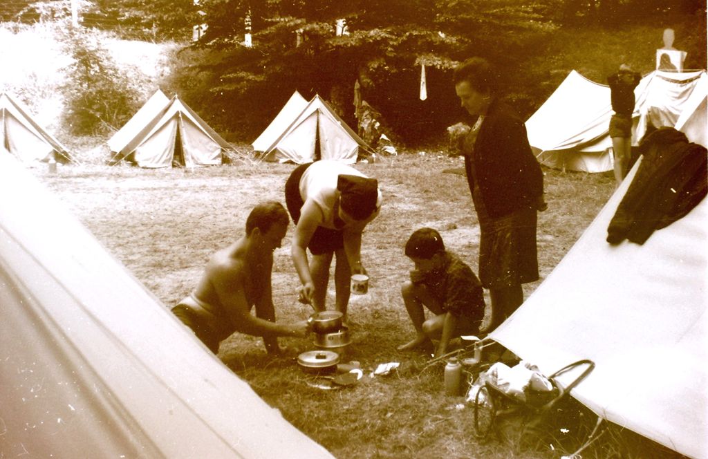 Plik:1966-69 Obóz wędrowny Wyspa Wolin, Szczecin. Watra 073 fot. Z.Żochowski.jpg