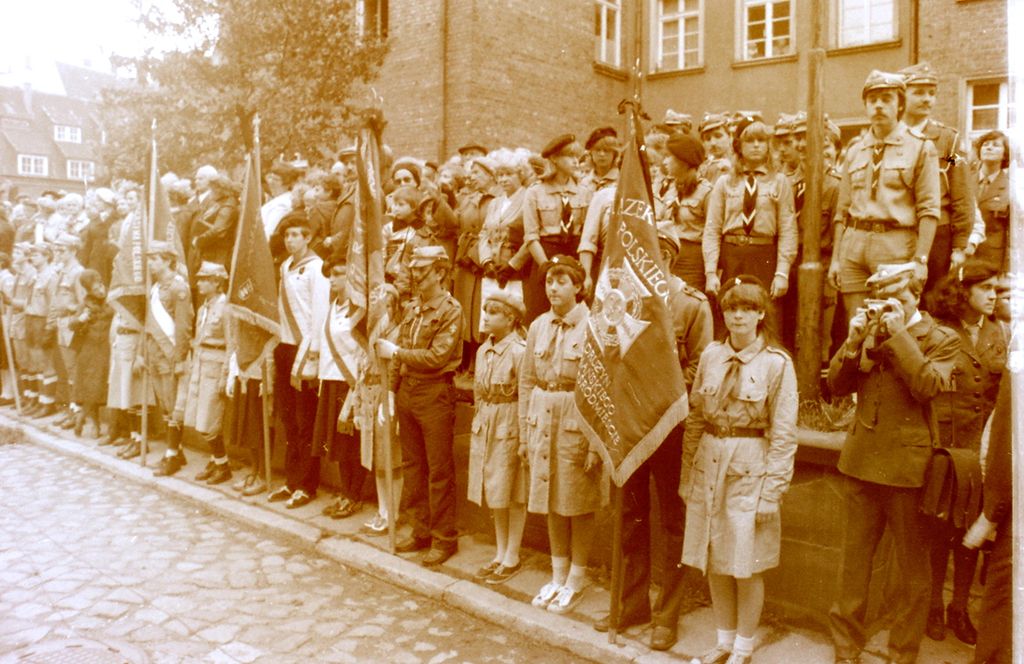 Plik:1981 Odsłonięcie tablicy na Domu Harcerza w Gdańsku. Watra 019 fot. Z.Żochowski.jpg