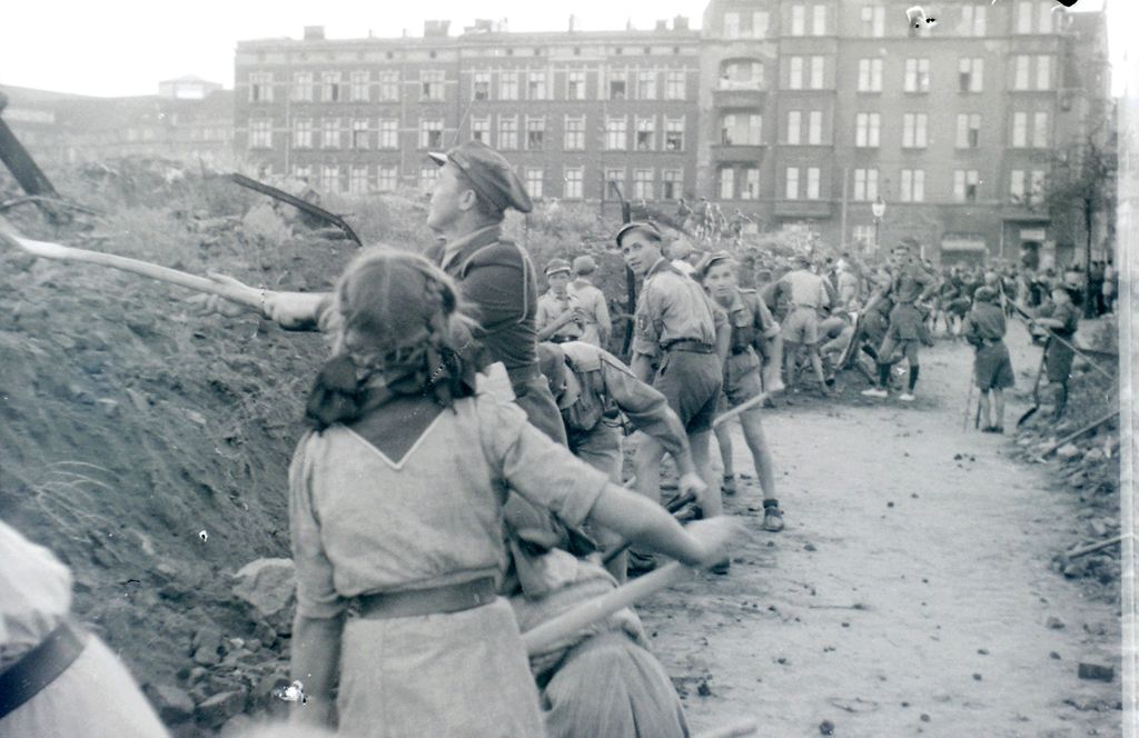 Plik:1947-49 Harcerze odgruzowują Gdańsk. Watra 011 fot. Z.Żochowski.jpg