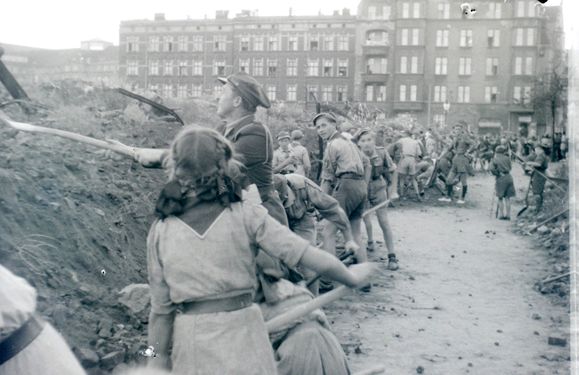 1947-49 Harcerze odgruzowują Gdańsk. Watra 011 fot. Z.Żochowski.jpg