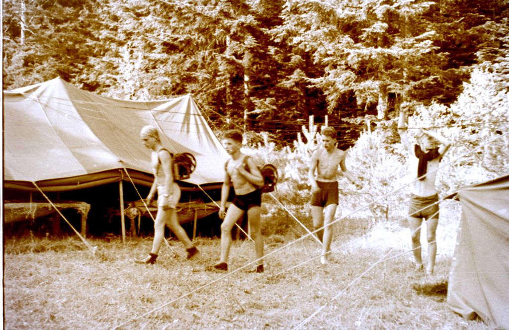 Plik:1957-58 Obóz stały w Bieszczadach. Watra 037 fot. Z.Żochowski.jpg