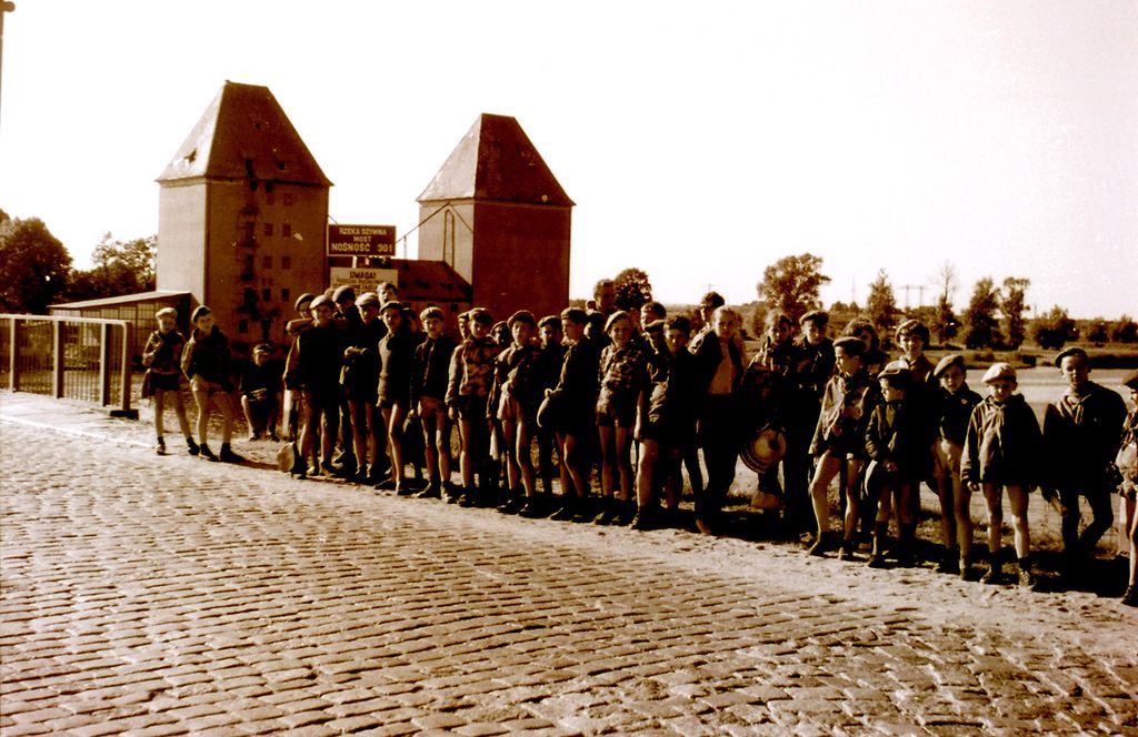 Plik:1966-69 Obóz wędrowny Wyspa Wolin, Szczecin. Watra 003 fot. Z.Żochowski.jpg