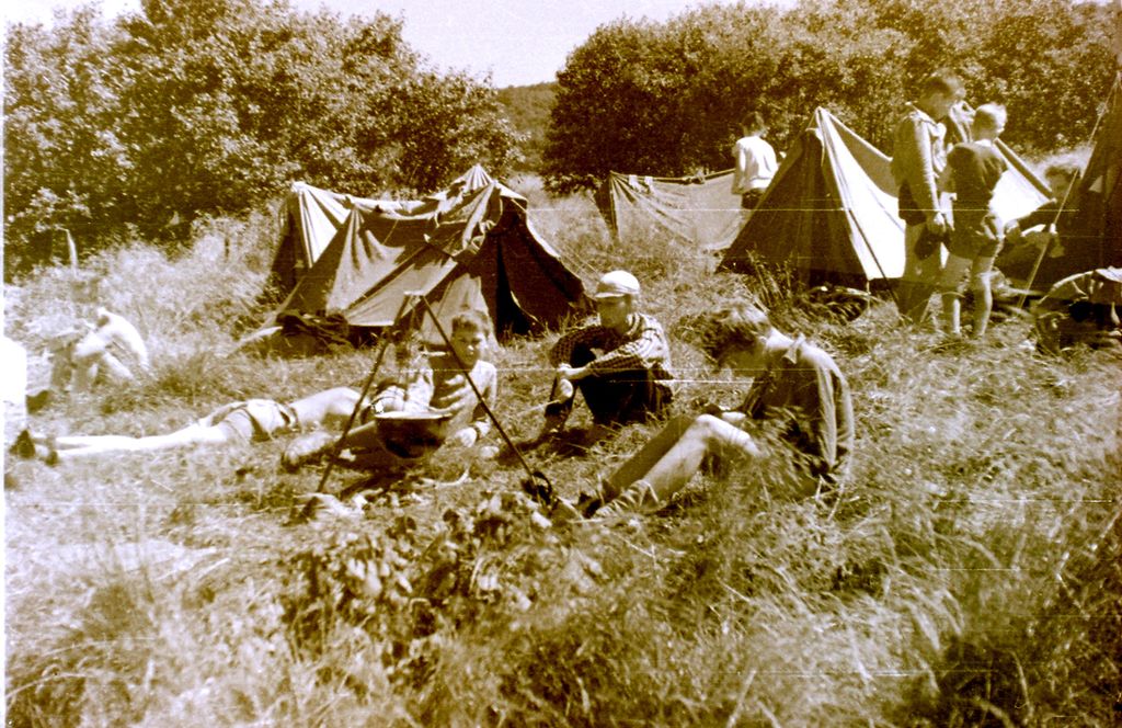 Plik:1958 Obóz wędrowny w Beskidzie Niskim. Watra 013 fot. Z.Żochowski.jpg
