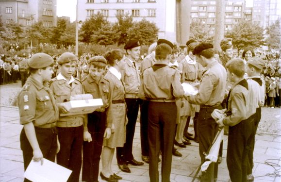 1966 Odsłonięcie pomnika harcerzy w Gdyni. Watra 058 fot. Z.Żochowski.jpg