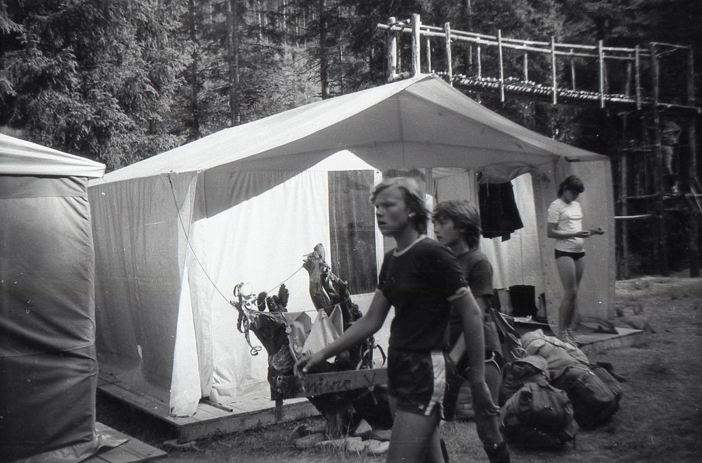 Plik:1983 Lipowa Zimnik. Obóz Puszcza II. Szarotka065 fot. J.Kaszuba.jpg