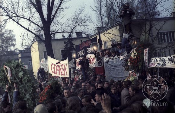 1984-11 Warszawa pogrzeb ks. Jerzego Popiełuszki Szczep Puszcza 006.jpg
