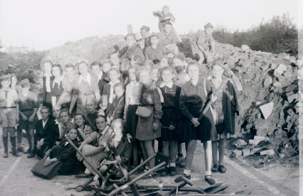 Plik:1947-49 Harcerze odgruzowują Gdańsk. Watra 001 fot. Z.Żochowski.jpg