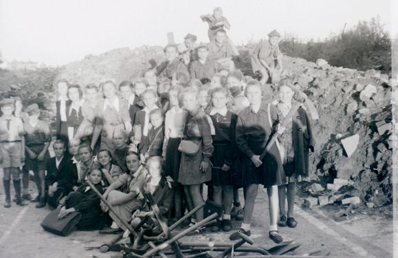 1947-49 Harcerze odgruzowują Gdańsk. Watra 001 fot. Z.Żochowski.jpg