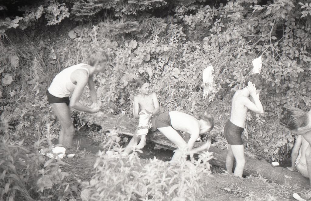 Plik:1957-58 Obóz stały w Bieszczadach. Watra 161 fot. Z.Żochowski.jpg