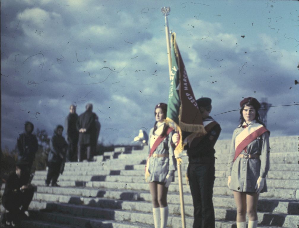Plik:1972 Westerplatte. Sztandar dla Szczepu SP 30. Watra 029 fot. Z.Żochowski.jpg