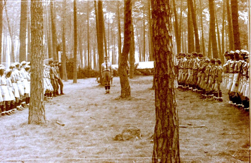 Plik:1987 Na obozie u 5 Krakowskiej Wichry . Szarotka038 fot. J.Kaszuba.jpg