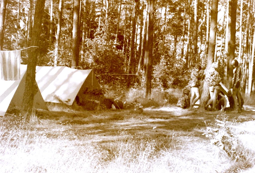 Plik:1976 Obóz wedrowny Jantar. Pobrzeżem Bałtyku. Watra 012 fot. Z.Żochowski.jpg